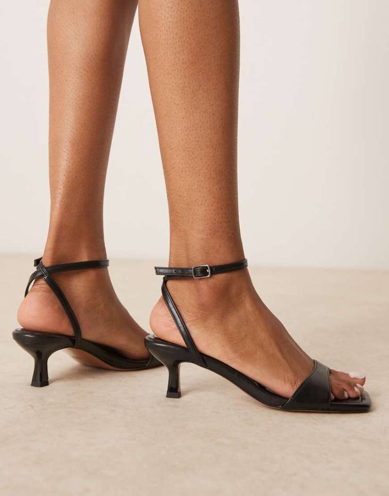 ASOS DESIGN - Heart Throb - Filigrane Sandaletten in Schwarz von ASOS DESIGN