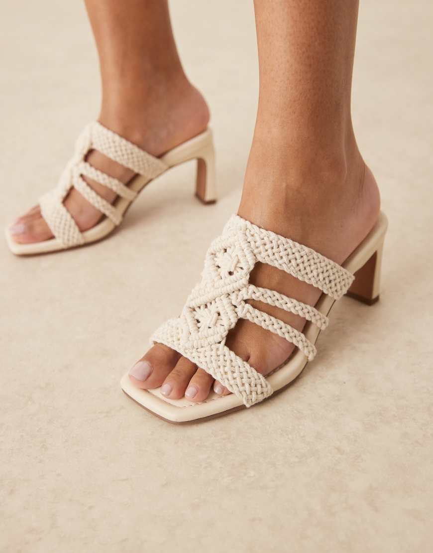 ASOS DESIGN - Heidi - Mules in Wollweiß mit Webmuster und mittelhohem Absatz ASOS DESIGN - Heidi - Mules in Wollweiß mit Webmuster und mittelhohem Absatz von ASOS DESIGN