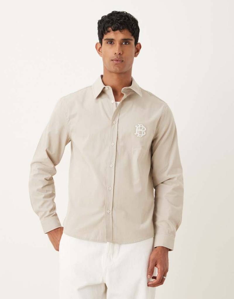 ASOS DESIGN - Hemd aus Baumwollpopeline in Buttermilchgelb mit Stickerei auf der Brust-Neutral von ASOS DESIGN