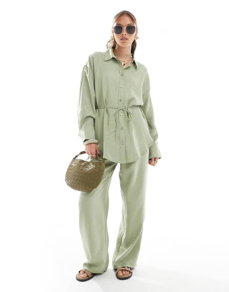 ASOS DESIGN - Hemd aus Modal in Khaki mit Bindebund-Grün von ASOS DESIGN