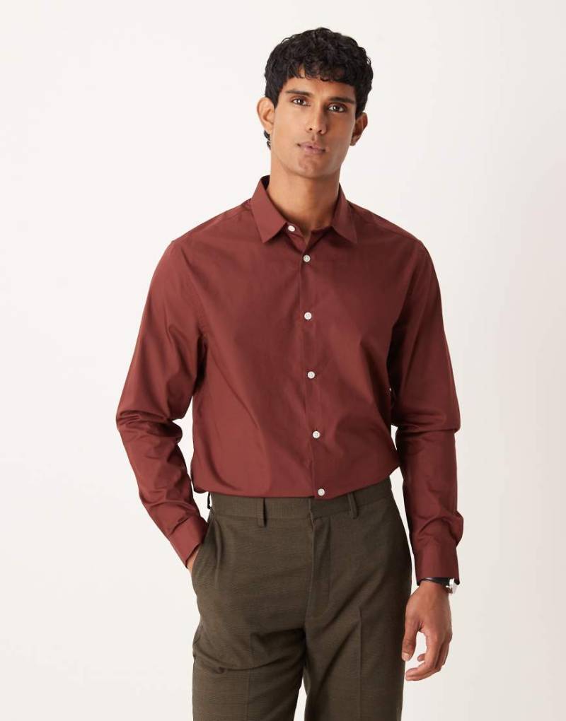 ASOS DESIGN - Hemd aus Popeline in Burgunderrot mit regulärer Passform von ASOS DESIGN