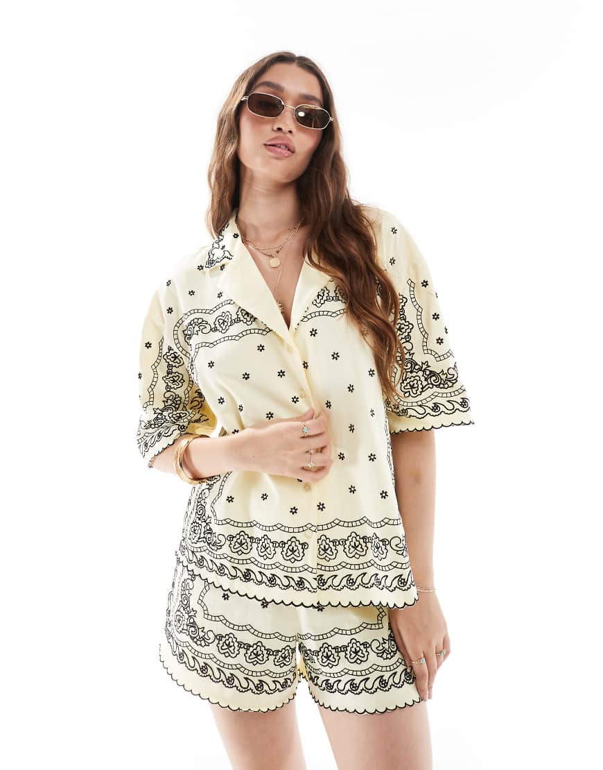 ASOS DESIGN - Hemd in Gelb mit Reverskragen und gesticktem Bandanamuster ASOS DESIGN - Hemd in Gelb mit Reverskragen und gesticktem Bandanamuster von ASOS DESIGN