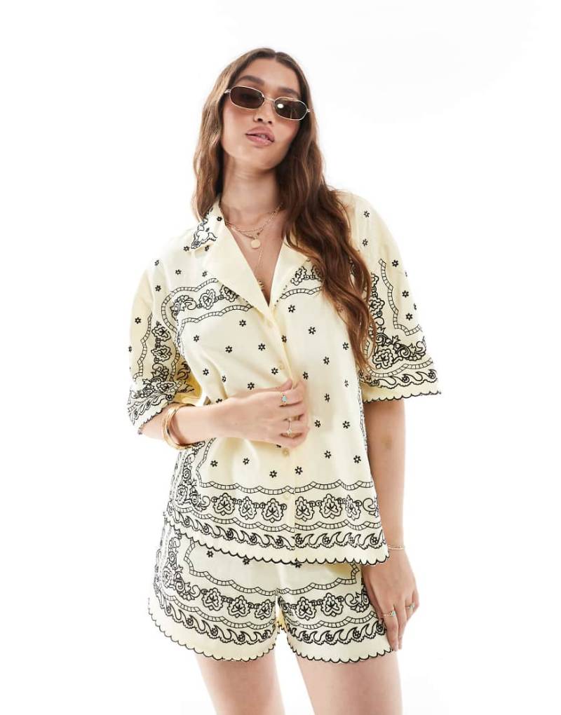 ASOS DESIGN - Hemd in Gelb mit Reverskragen und gesticktem Bandanamuster von ASOS DESIGN