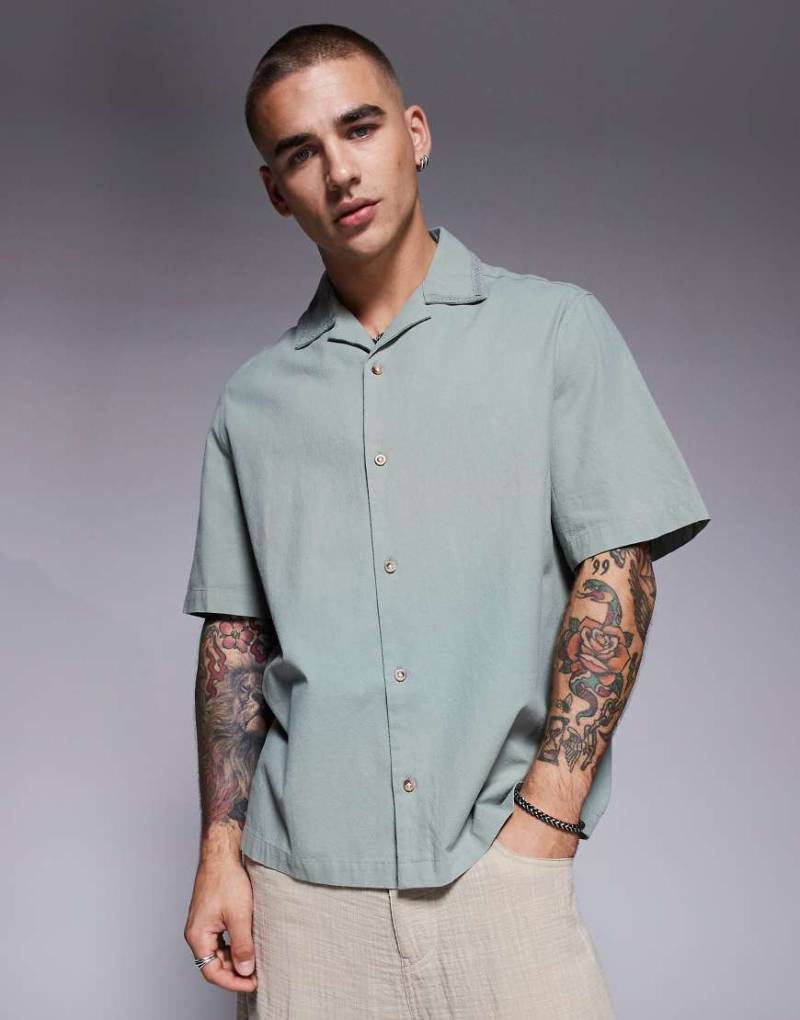 ASOS DESIGN - Hemd in Grün mit Struktur und Reverskragen-Neutral von ASOS DESIGN