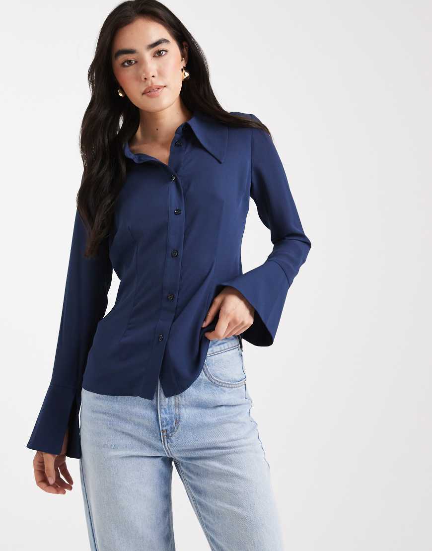 ASOS DESIGN - Hemd in Marineblau mit großem Kragen und Manschettendetail von ASOS DESIGN