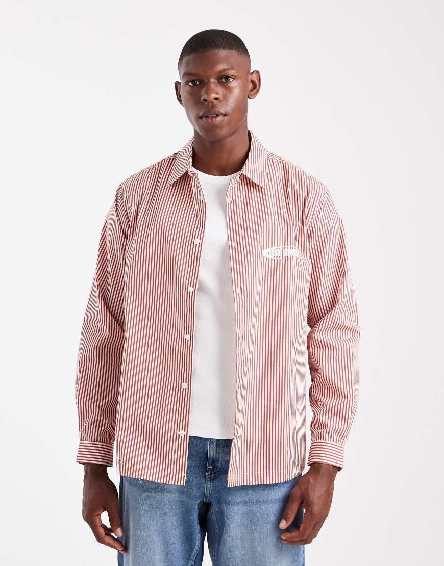 ASOS DESIGN - Hemd in Rot gestreift mit Stickerei auf der Brust und regulärer Passform von ASOS DESIGN