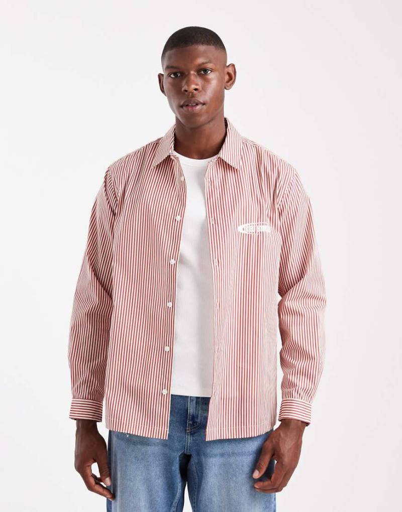 ASOS DESIGN - Hemd in Rot gestreift mit Stickerei auf der Brust und regulärer Passform von ASOS DESIGN