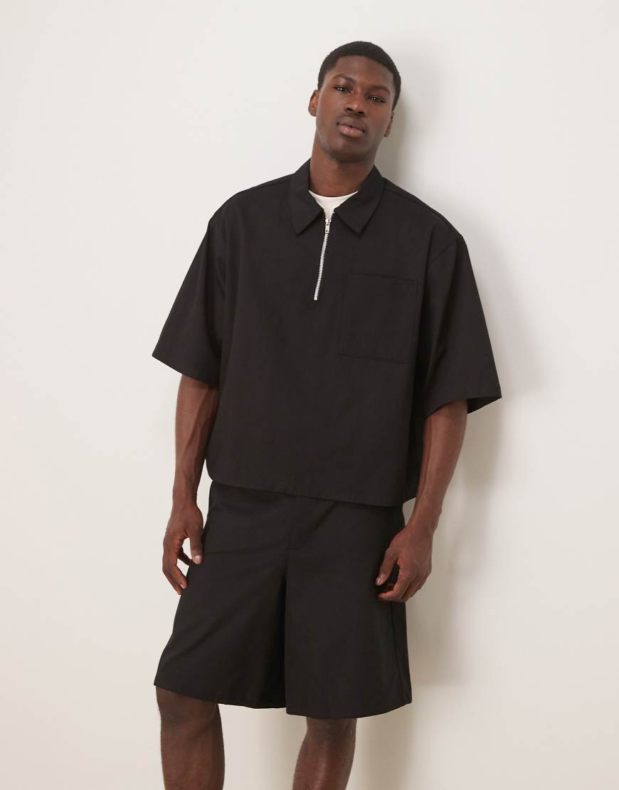 ASOS DESIGN - Hemd in Schwarz mit halblangen Ärmeln und Reißverschluss-Ausschnitt von ASOS DESIGN