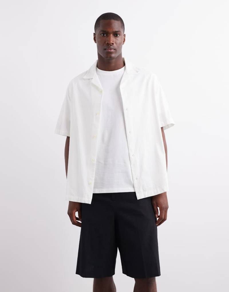 ASOS DESIGN - Hemd in Weiß mit Struktur und Reverskragen von ASOS DESIGN
