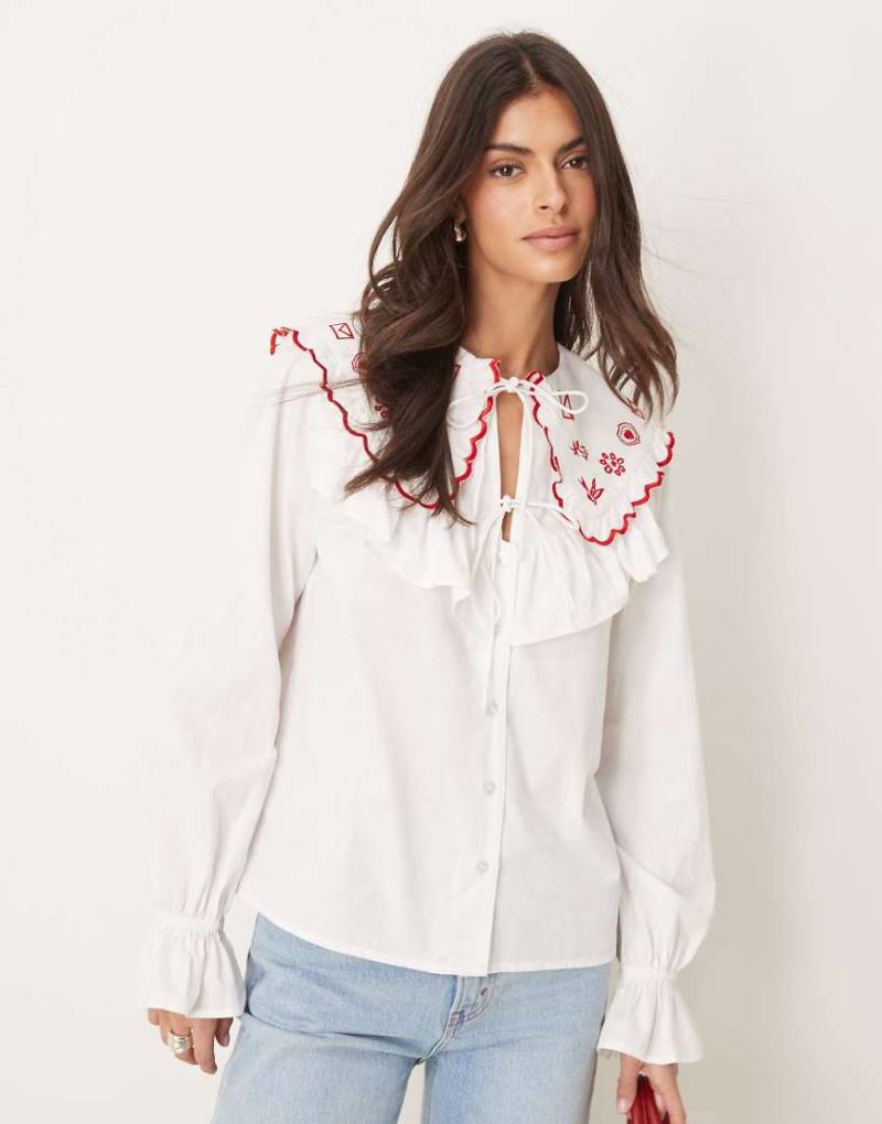 ASOS DESIGN - Hemd in Weiß mit besticktem Kragen von ASOS DESIGN