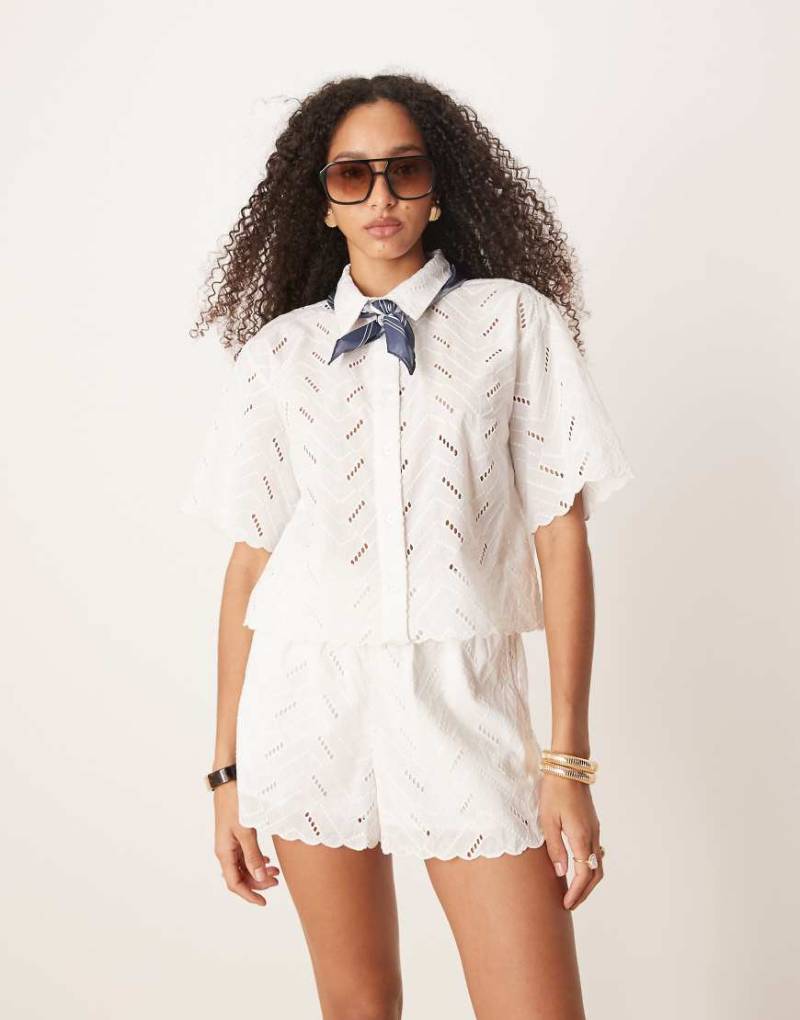 ASOS DESIGN - Hemd in Weiß mit geometrischem Lochmuster, Kombiteil von ASOS DESIGN
