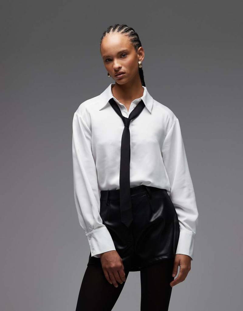ASOS DESIGN - Hemd in Weiß mit kontrastierender Krawatte ASOS DESIGN - Hemd in Weiß mit kontrastierender Krawatte von ASOS DESIGN