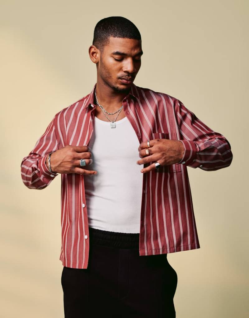 ASOS DESIGN - Kastiges Hemd in gestreiftem Burgunderrot von ASOS DESIGN