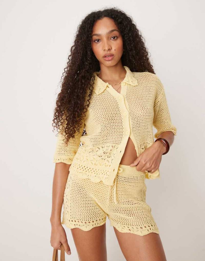 ASOS DESIGN - Hemdbluse aus Häkelstrick in Buttermilchgelb von ASOS DESIGN