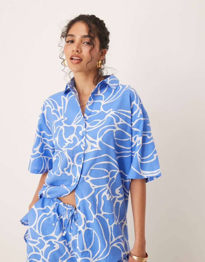 ASOS DESIGN - Hemdbluse aus Leinen mit abstraktem blauem Muster, Kombiteil von ASOS DESIGN