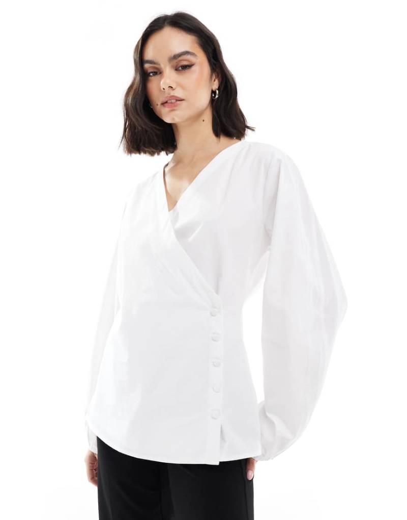 ASOS DESIGN - Hemdbluse aus Popeline in Weiß mit Wickeldetail mit Knopfleiste und Kokonärmeln von ASOS DESIGN