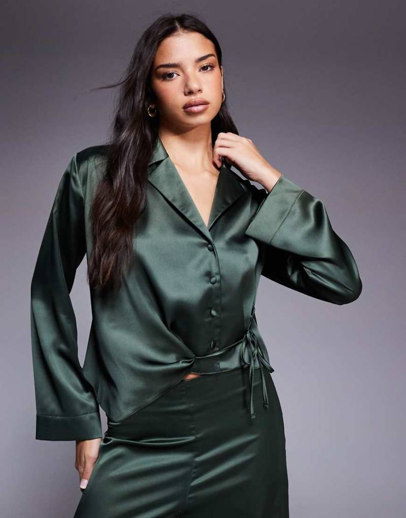 ASOS DESIGN - Hemdbluse aus Satin in Khaki mit drapiertem Wickeldesign, Kombiteil-Grün von ASOS DESIGN