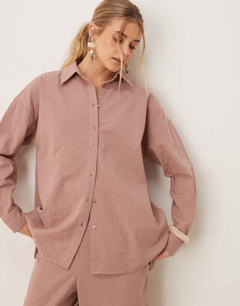 ASOS DESIGN - Hemdbluse aus Seersucker in Hellbraun mit Streifenmuster und Wickeldesign am Rücken, Kombiteil-Neutral von ASOS DESIGN