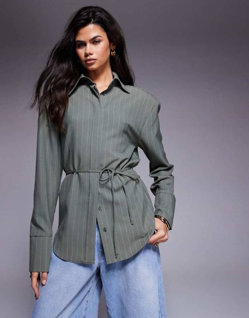 ASOS DESIGN - Hemdbluse in Grün mit Nadelstreifen, Schulterpolstern und Schnürung am Rücken-Bunt von ASOS DESIGN