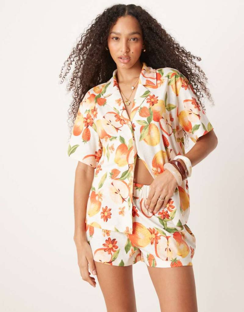 ASOS DESIGN - Hemdbluse in Leinenoptik mit Reverskragen und Obstmuster, Kombiteil-Weiß von ASOS DESIGN