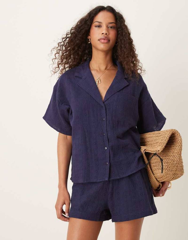 ASOS DESIGN - Hemdbluse in Marineblau mit Reverskragen und Lochstickerei, Kombiteil von ASOS DESIGN