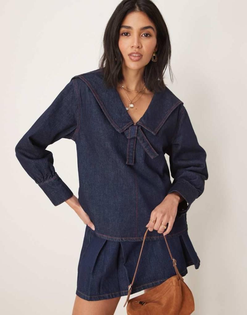 ASOS DESIGN - Hemdbluse in Rinse-Waschung mit Kragen und roter Naht-Blau von ASOS DESIGN