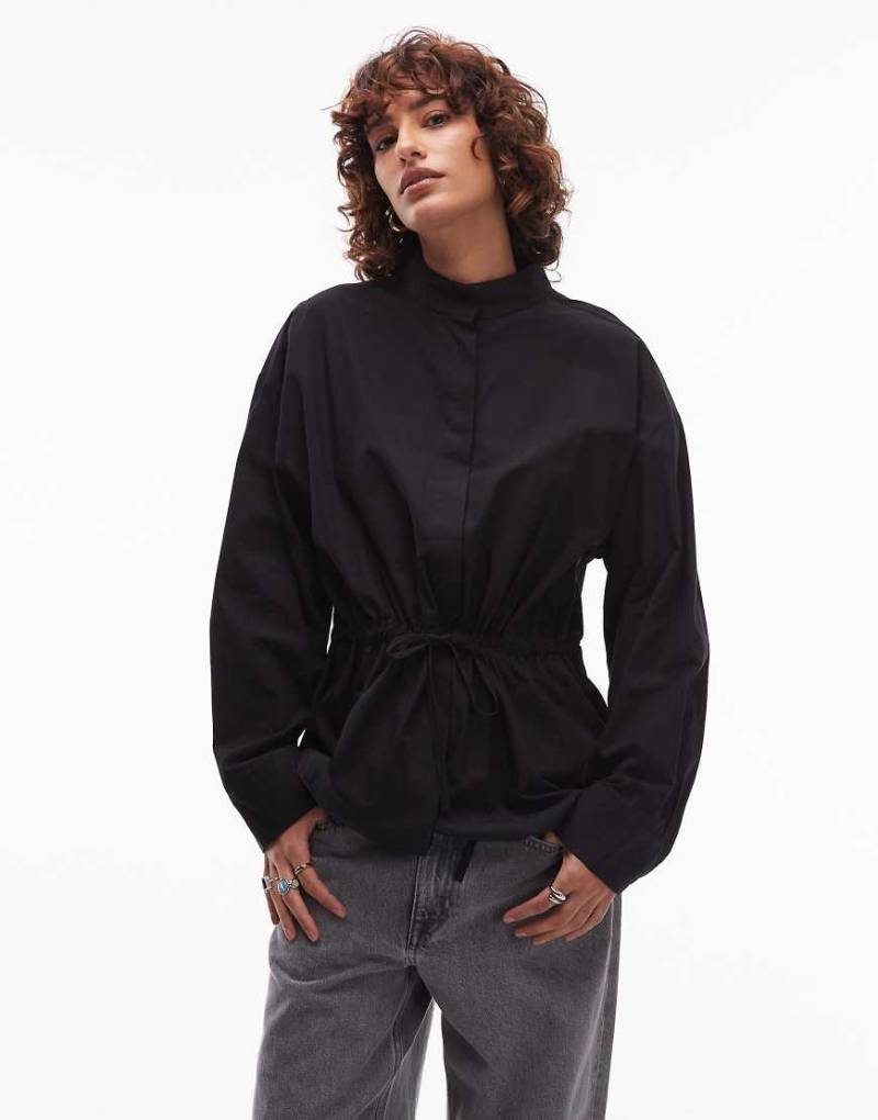 ASOS DESIGN - Hemdbluse in Schwarz mit Stehkragen und Kordelzug in der Taille von ASOS DESIGN