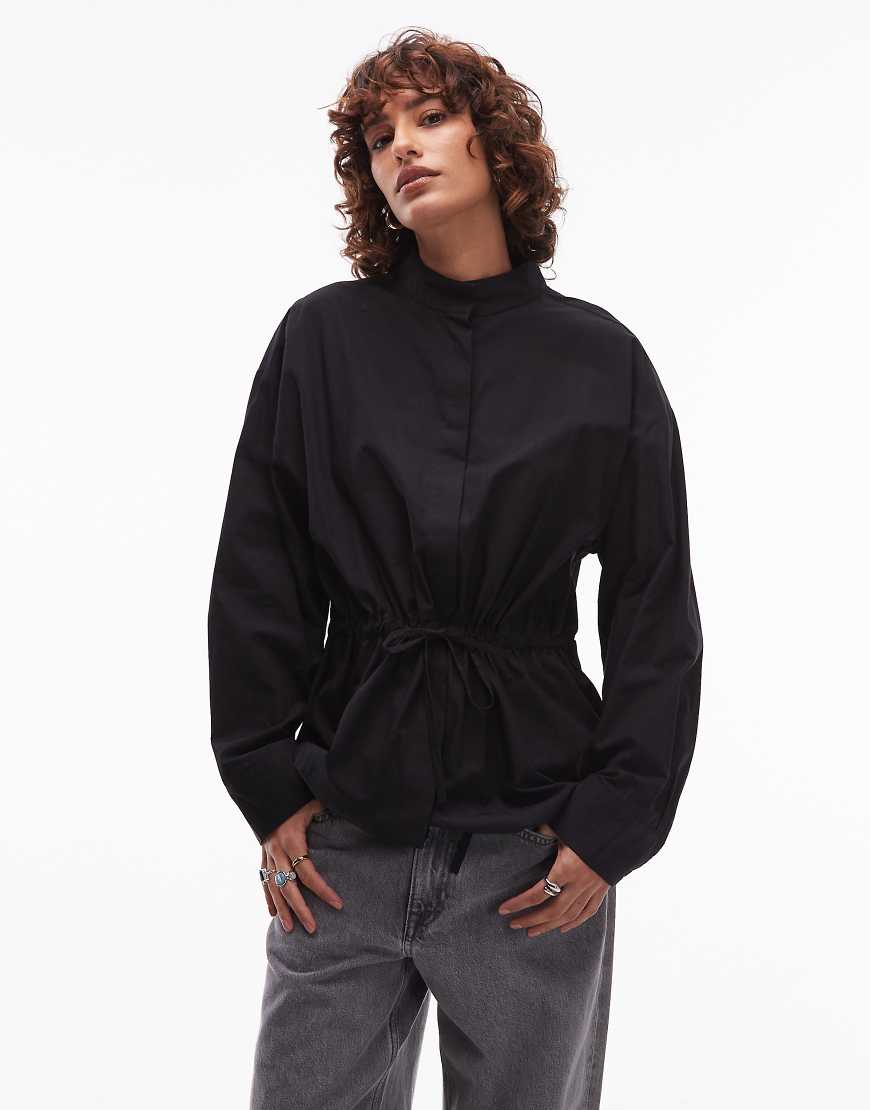 ASOS DESIGN - Hemdbluse in Schwarz mit Stehkragen und Kordelzug in der Taille von ASOS DESIGN