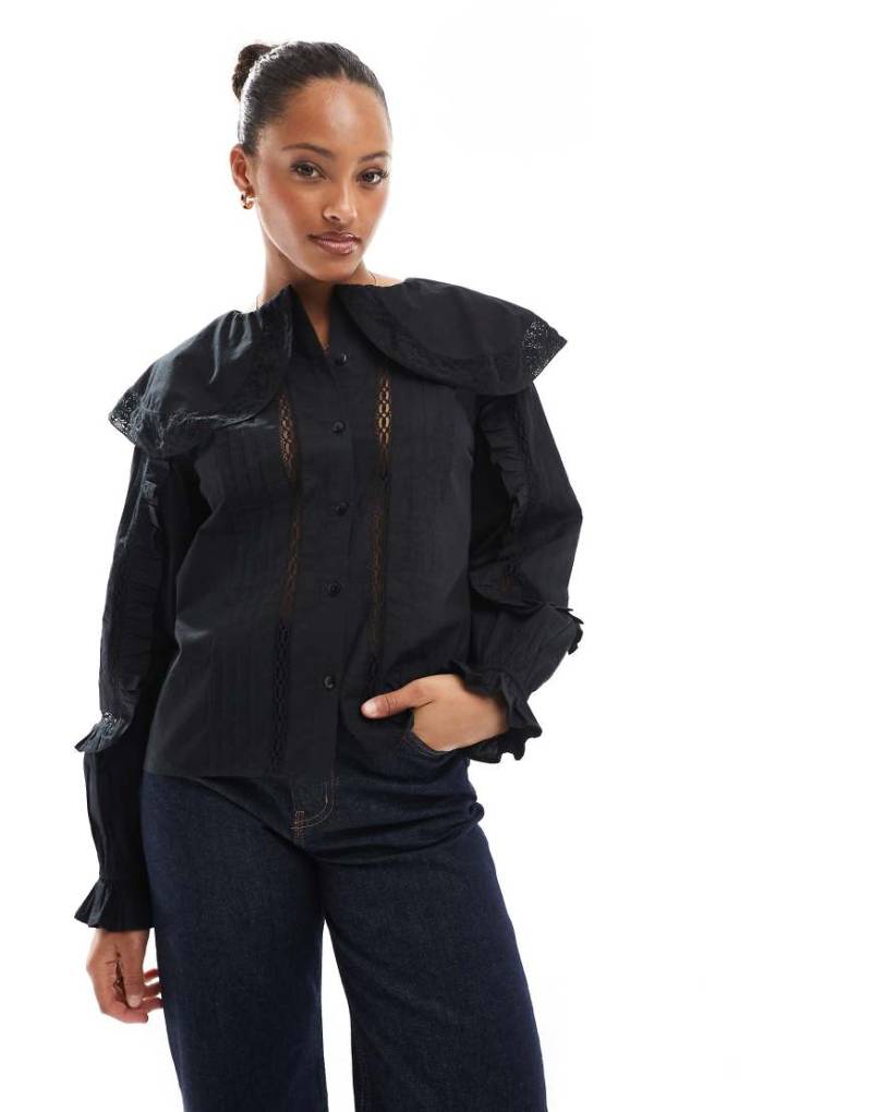 ASOS DESIGN - Hemdbluse in Schwarz mit großem Kragen und Einsatz aus Spitze und Lochstickerei von ASOS DESIGN