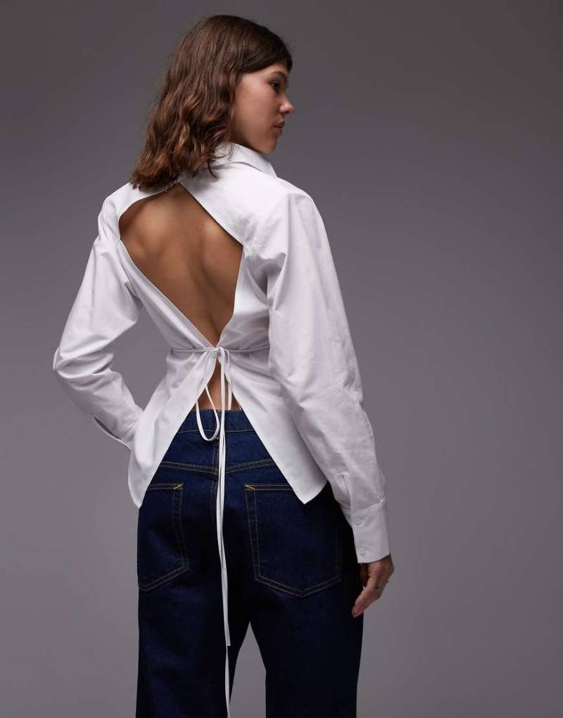 ASOS DESIGN - Hemdbluse in Weiß mit Bindeband an der Taille und Rückenausschnitt von ASOS DESIGN