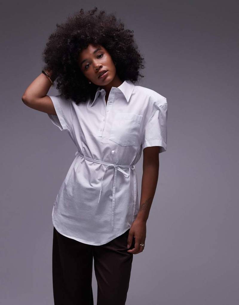 ASOS DESIGN - Hemdbluse in Weiß mit Polokragen, Schulterpolstern und geraffter Taille von ASOS DESIGN