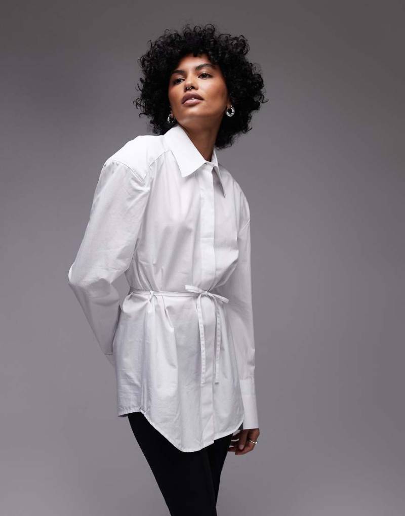 ASOS DESIGN - Hemdbluse in Weiß mit betonter Taille und Schulterpolstern von ASOS DESIGN