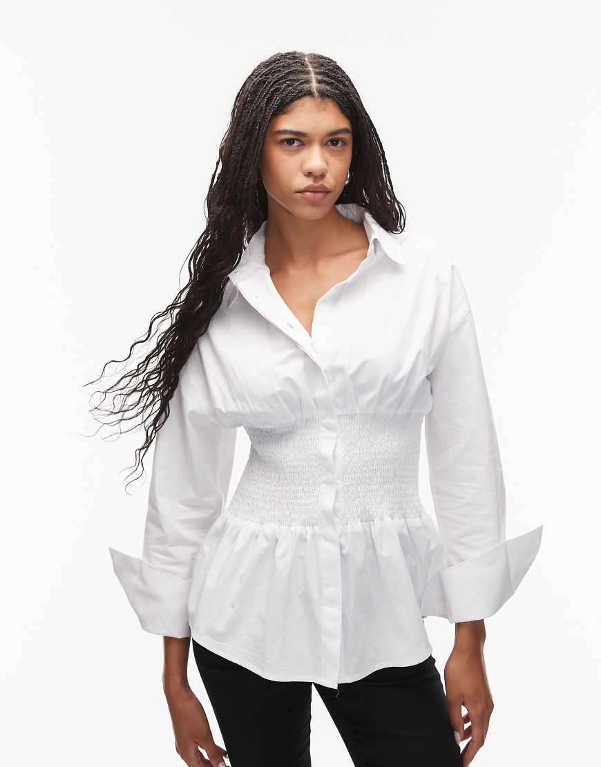 ASOS DESIGN - Hemdbluse in Weiß mit gesmokter Taille von ASOS DESIGN