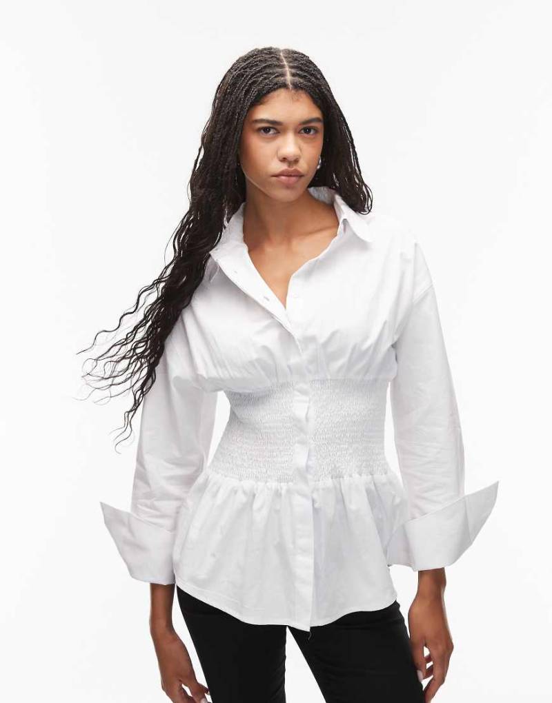 ASOS DESIGN - Hemdbluse in Weiß mit gesmokter Taille von ASOS DESIGN