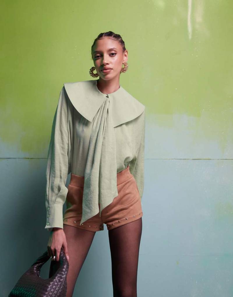 ASOS DESIGN - Bluse in Salbeigrün mit übergroßem Kragen und Bindedetail am Ausschnitt-Bunt von ASOS DESIGN