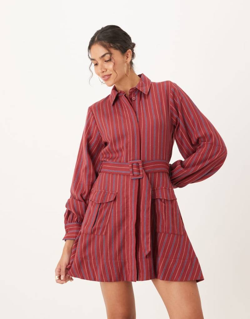 ASOS DESIGN - Hemdblusen-Minikleid in tiefem Beerenrot mit Streifen und Gürtel-Bunt von ASOS DESIGN