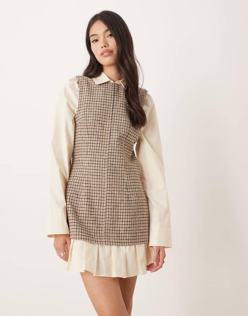 ASOS DESIGN - Hemdblusen-Minikleid in zweilagiger Optik mit Schößchensaum in hellbraun kariert-Bunt ASOS DESIGN - Hemdblusen-Minikleid in zweilagiger Optik mit Schößchensaum in hellbraun kariert-Bunt von ASOS DESIGN