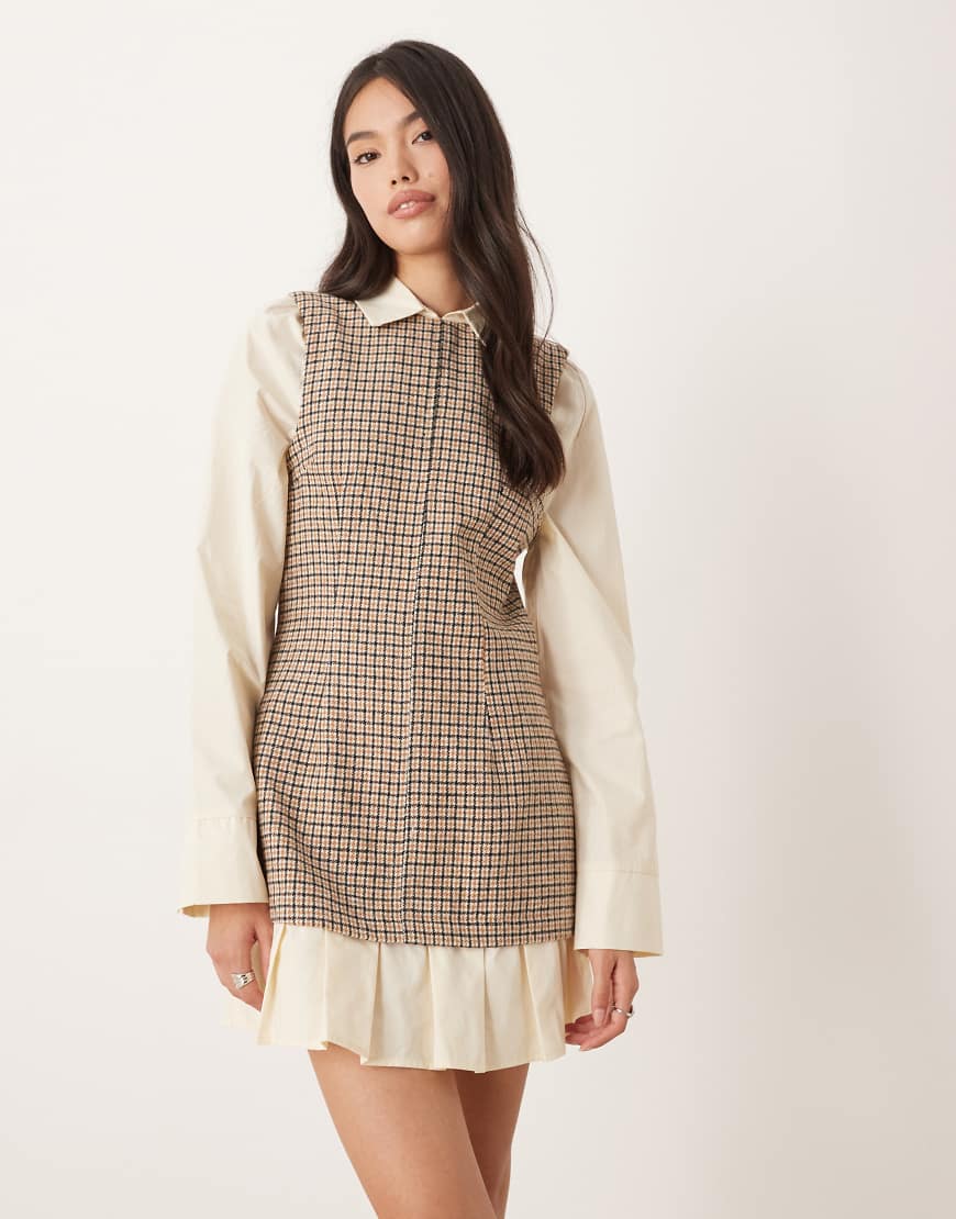 ASOS DESIGN - Hemdblusen-Minikleid in zweilagiger Optik mit Schößchensaum in hellbraun kariert-Bunt von ASOS DESIGN
