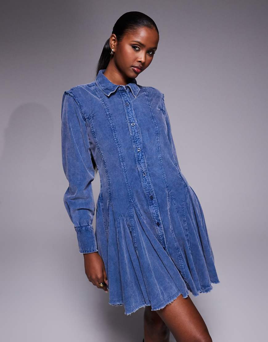 ASOS DESIGN - Hemdblusenkleid aus Cord in Denim-Blau mit geraffter Taille und Godet-Einsätzen-Bunt von ASOS DESIGN
