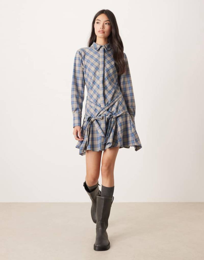 ASOS DESIGN - Hemdblusenkleid in Minilänge mit Bindegürtel und Godet-Einsätzen in blau-grau kariert von ASOS DESIGN