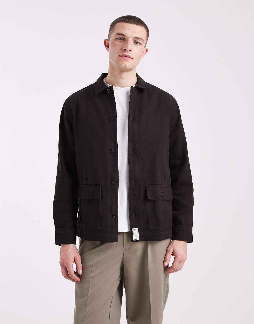 ASOS DESIGN - Hemdjacke aus Baumwoll-Twill in Braun mit Aufnäher-Brown von ASOS DESIGN