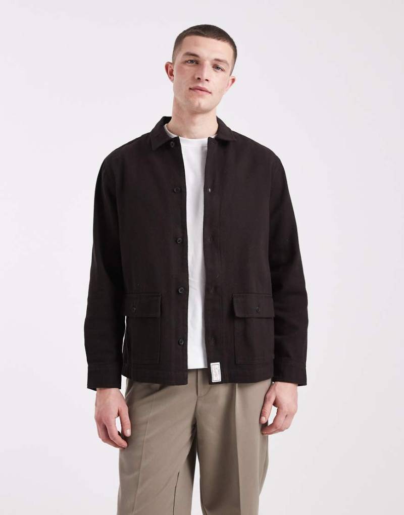 ASOS DESIGN - Hemdjacke aus Baumwoll-Twill in Braun mit Aufnäher-Brown von ASOS DESIGN