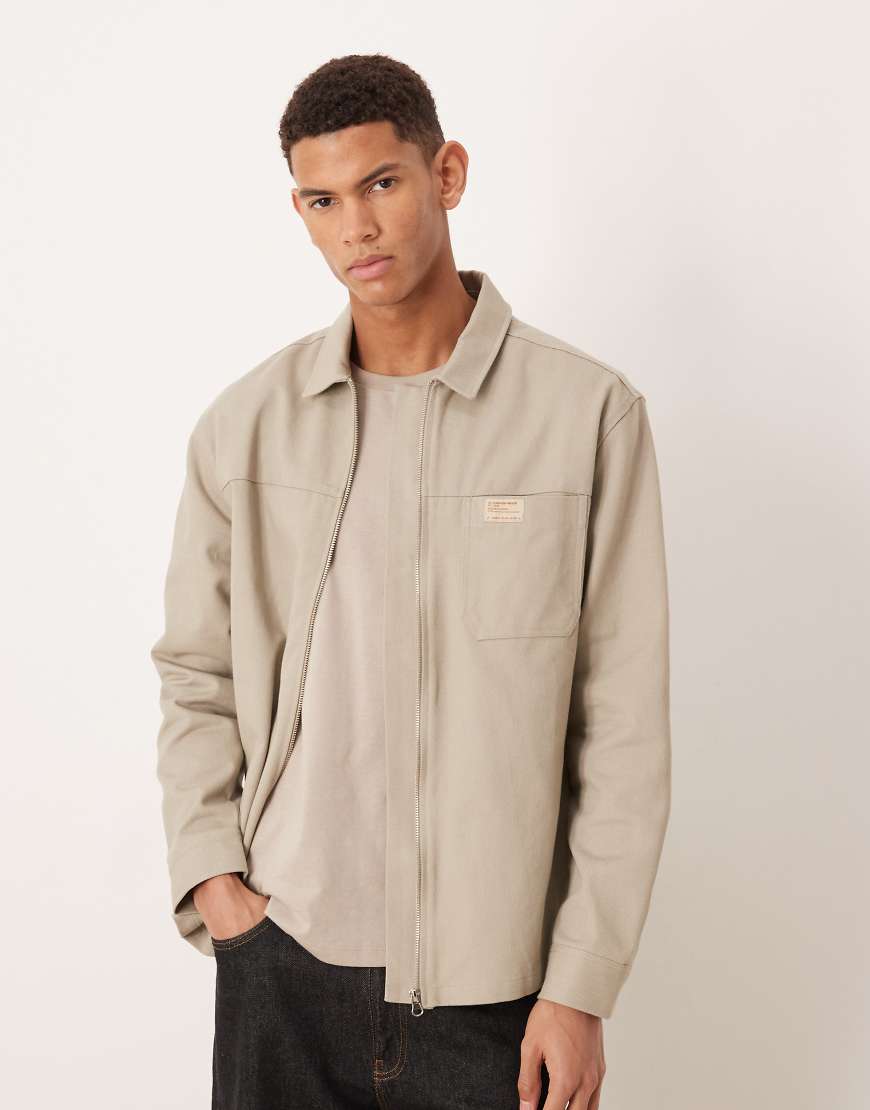 ASOS DESIGN - Hemdjacke aus Baumwolle in Beige mit durchgehendem Reißverschluss und Aufnäher auf der Brust-Neutral von ASOS DESIGN