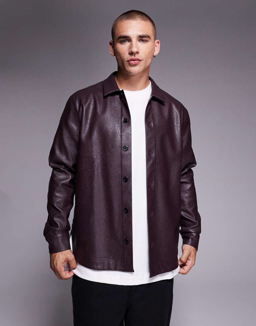 ASOS DESIGN - Hemdjacke aus Kunstleder in Burgunderrot von ASOS DESIGN