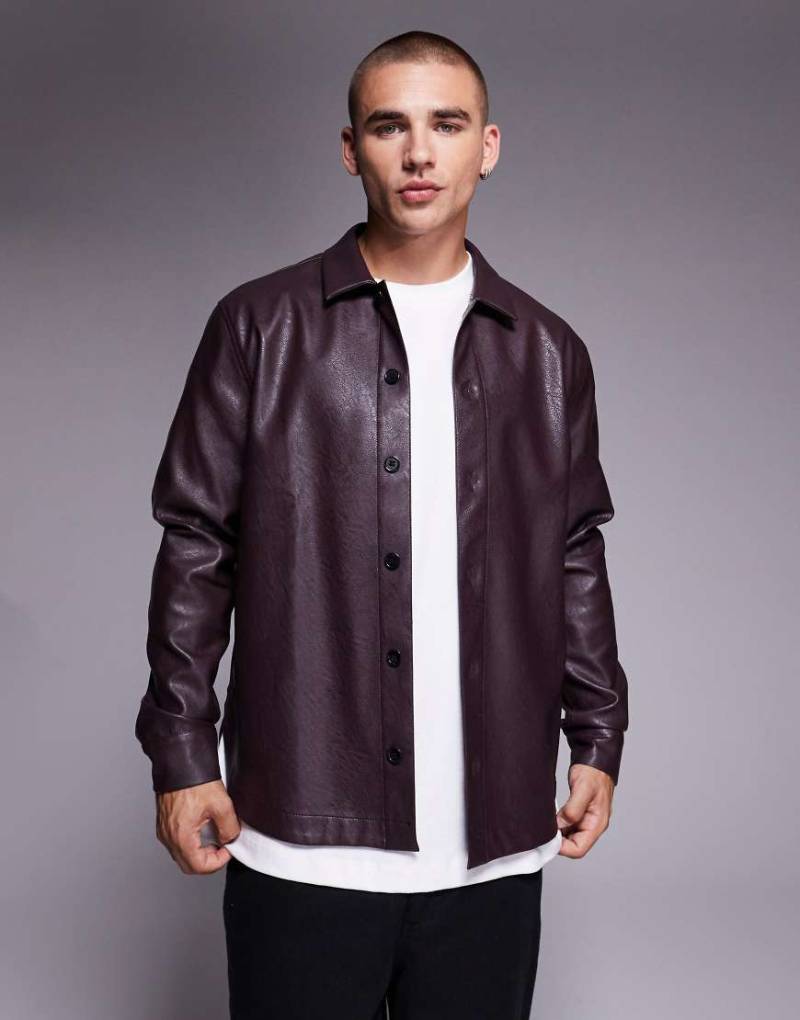 ASOS DESIGN - Hemdjacke aus Kunstleder in Burgunderrot von ASOS DESIGN