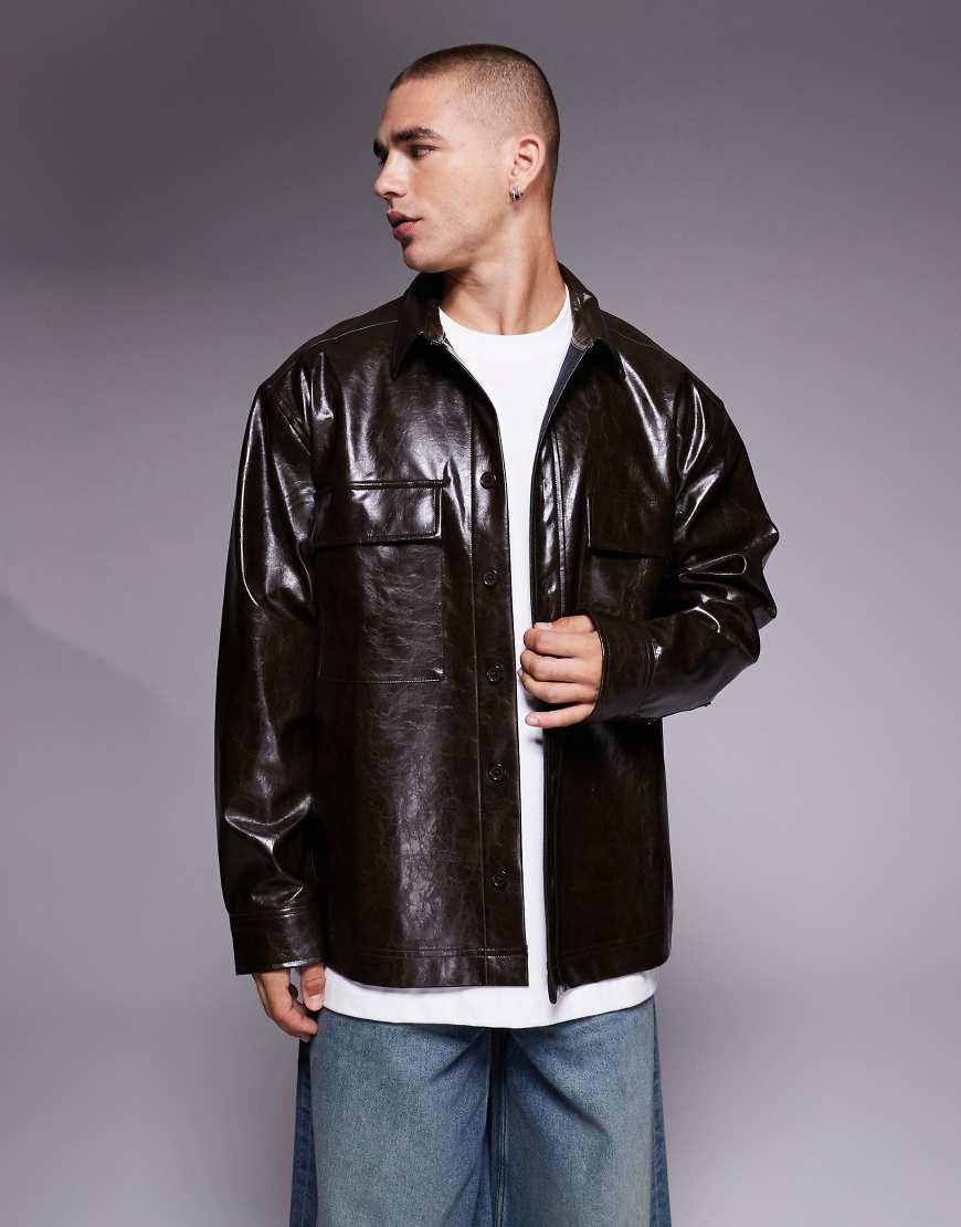 ASOS DESIGN - Hemdjacke aus Kunstleder in Dunkelbraun von ASOS DESIGN