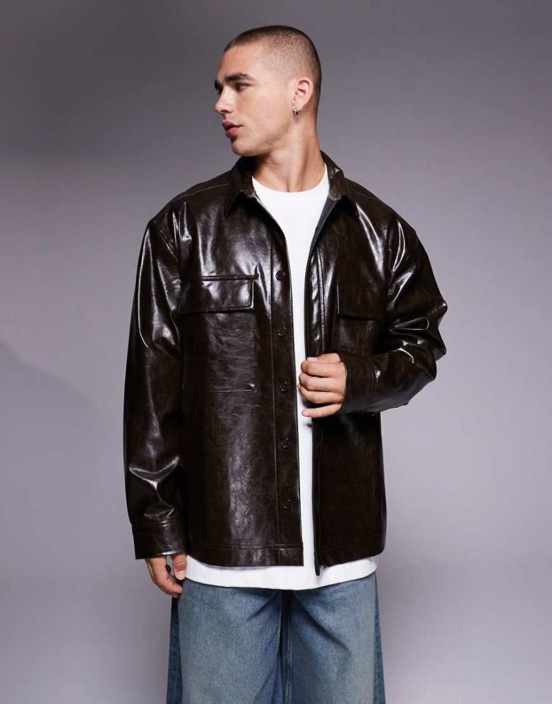 ASOS DESIGN - Hemdjacke aus Kunstleder in Dunkelbraun von ASOS DESIGN