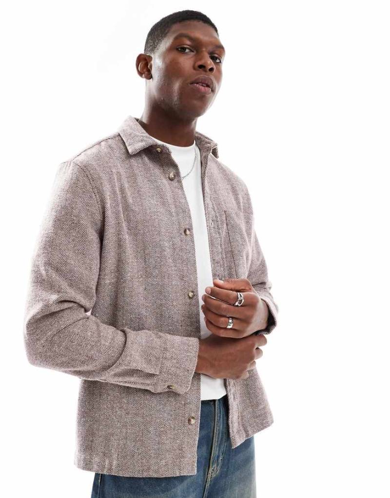 ASOS DESIGN - Hemdjacke in Braun mit aufgesetzten Taschen und Fischgrätmuster von ASOS DESIGN