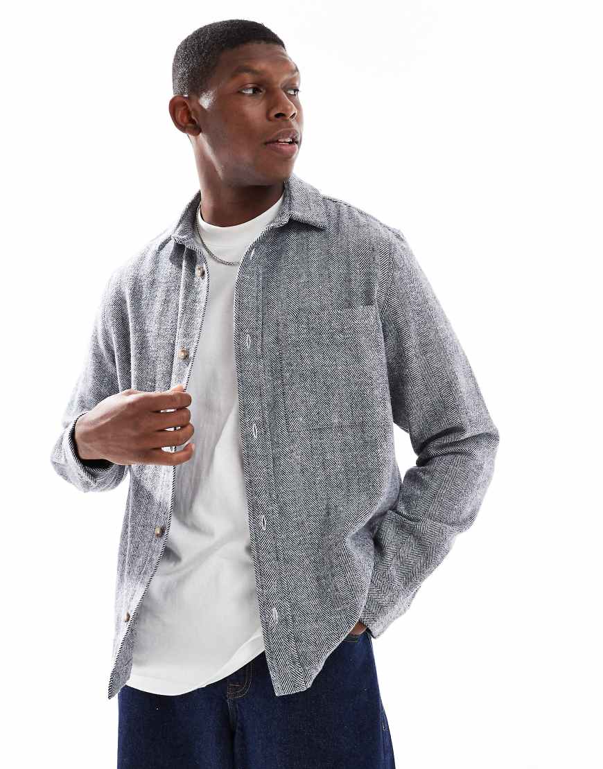 ASOS DESIGN - Hemdjacke in Marineblau mit aufgesetzten Taschen und Fischgrätmuster von ASOS DESIGN