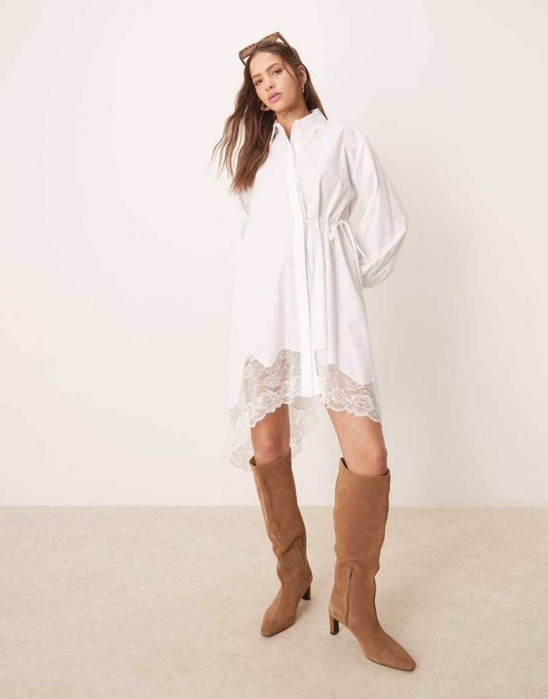 ASOS DESIGN - Hemdkleid in Weiß mit asymmetrischem Saum, seitlichem Bindedetail und Spitze ASOS DESIGN - Hemdkleid in Weiß mit asymmetrischem Saum, seitlichem Bindedetail und Spitze von ASOS DESIGN